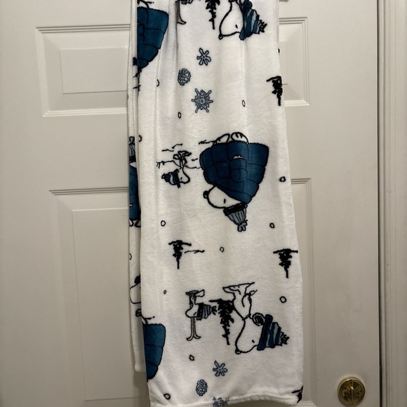 Peanuts Puffer Jacket Snoopy Plush Throw Blanket - Picture 4 of 4